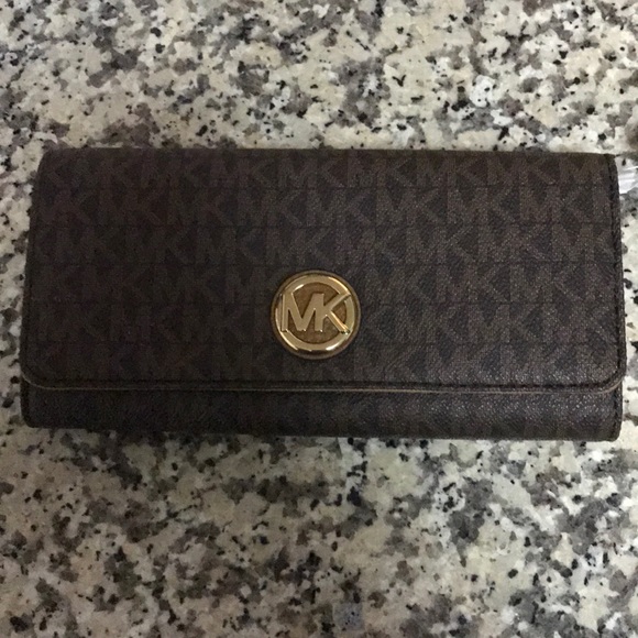 Michael Kors Handbags - NWT Michael Kors Fulton Wallet